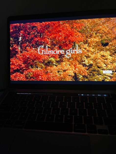 Watching Series Aesthetic Laptop, Watching Series On Laptop Aesthetic, Girl Watching Tv, Watching Gilmore Girls Aesthetic, Gillmore Girls Aestethic, Watch Gilmore Girls, Stars Hollow, Girls Watches, Rory Gilmore