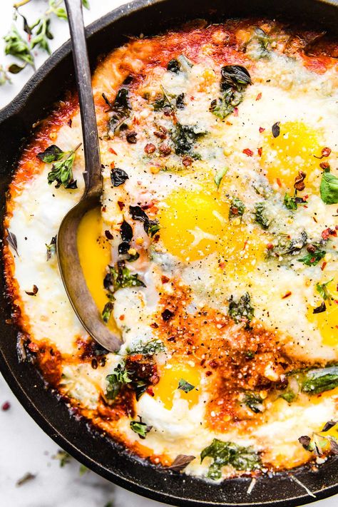 Italian Egg Bake - a low carb breakfast recipe that's perfect for a healthy breakfast, brunch, or breakfast for dinner (brinner). Great for back to school meal planning, too! #glutenfree #backtoschool #quickdinner #lowcarb #grainfree #30minutemeal Healthy Breakfast Bakes Eggs, Italian Food Breakfast, Italian Egg Breakfast, Traditional Italian Breakfast, Eggs Zucchini Breakfast, Italian Eggs, Healthy Egg Recipes, Healthy Egg Breakfast, Healthy Eggs