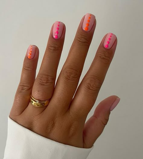 Holiday Short Nails Summer, Gel Nail Designs Orange, Nails Summer Easy, Nail Design With Dots, Dot Design Nails, Easy Simple Nail Designs, Short Nail Inspired, Cute Easy Nail Ideas, Dots On Nails