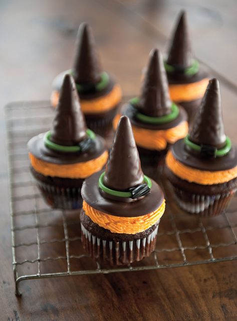 Ricardo's recipe: Witch Hat Cupcakes Menu Halloween, Hat Cupcakes, Halloween Food Dinner, Dessert Halloween, Buckwheat Cake, Orange Frosting, Spooky Food, Cupcakes Recipes, Halloween Dinner