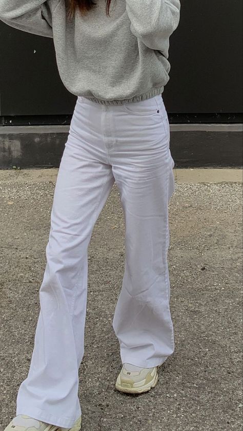 White Bootcut Jeans Outfit, Flare Jeans Outfit Casual, White Flare Jeans Outfit, Bootcut Jeans Outfit, White Bootcut Jeans, Flare Jeans Outfit, White Flared Jeans, White Pants Outfit, Jeans Outfit Casual