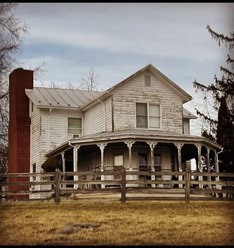 1800s Ranch House, 90s Farmhouse, 1850 Farmhouse, 1800 Farmhouse, Western Houses, Old Farmhouse Remodel, Dream Home Farmhouse, Abandoned Structures, White Farmhouse Exterior