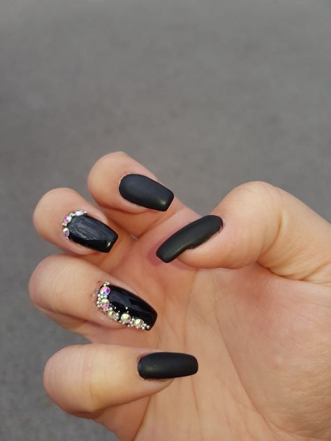 Black Rhinestone Nails Coffin, Black Stone Nail Art, Black Nail Art With Stones, Black Nails With Black Rhinestones, Black Rhinestone Nails, Black Nails With Rhinestones, Black Acrylic Nail Designs, Nails With Black, Art Nail Designs