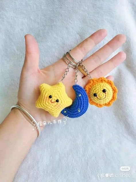 Sun Moon Star Crochet, Crochet Sun Moon Stars, Sun And Moon Crochet Pattern, Crochet Sun Keychain, Star Keychain Crochet, Sun Moon Crochet, Crochet Sun And Moon, Sun And Moon Crochet, Sun Keychain