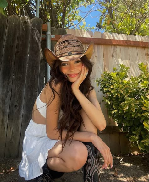 Cowgirl Reference Poses, Lana Del Rey Cowgirl Aesthetic, East Coast Cowgirl, Country Poses Picture Ideas, Cowboy Hat Beach Outfit, Tropical Cowgirl, Cowboy Hat Poses, Western Outfit Aesthetic, Latina Cowgirl Outfits