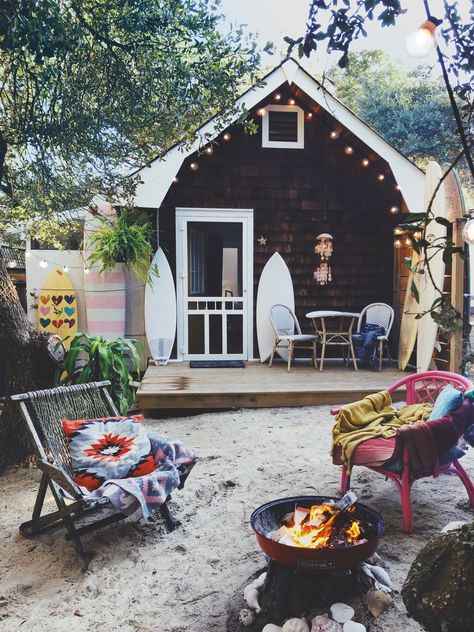 Tiny surf shack Outer banks  North Carolina Small Surf Shack, Boho Beach House Surf Shack Exterior, Small Shack House, Surf Style Living Room, Surf Shack Exterior, Boho Beach House Surf Shack, Surf House Interior, Beach House Surf Shack, Surf Garden