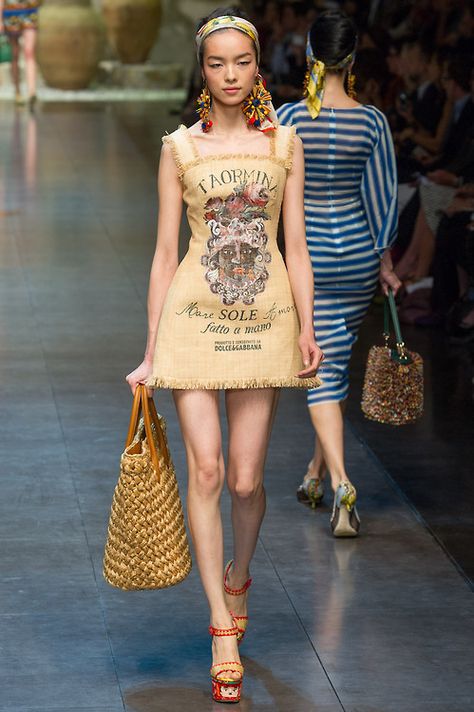 D Burlap Sack Dress Burlap Sack Dress, Sack Dress, Burlap Sacks, Dolce E Gabbana, Mode Inspiration, Dolce & Gabbana, Primavera Estate, Milan Fashion Week, Designing Women