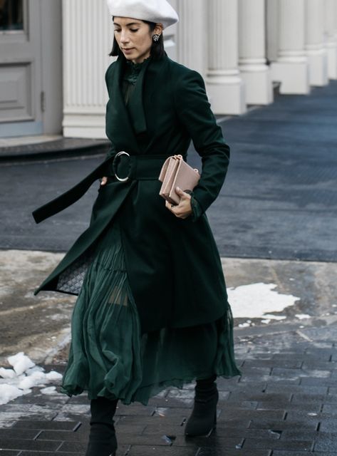 Dark Green Street Style, Dark Green Aesthetic Outfit, Punk Street Style, Fashion 2025, Winter Color Palette, Dark Autumn, Chic Coat, Ski Fashion, Winter Color