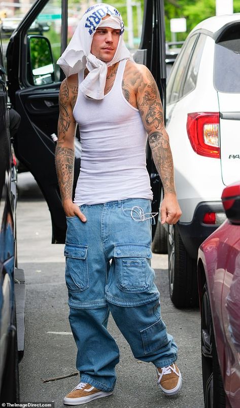 Men Tank Top Outfit, Justin Bieber Street Style, Pale Blue Jeans, Justin Bieber Outfits, Justin Bieber Style, Working Out Outfits, Tank Outfit, Iconic Looks, Tank Top Outfits