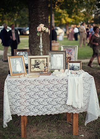 Wedding Pictures With Kids, Ideas Aniversario, Memory Table, Yard Wedding, Cozy Backyard, Wedding Display, Display Pictures, Pictures Wedding, Wedding Flower Arrangements