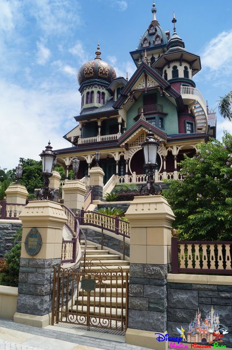 Mystic Manor Disneyland, MysticPoint , Hong Kong Sims Exterior, Mystic Manor, Hong Kong Disneyland, Victorian Houses, Disney Castle, Haunted Mansion, Disney Christmas, Victorian Homes, The Window