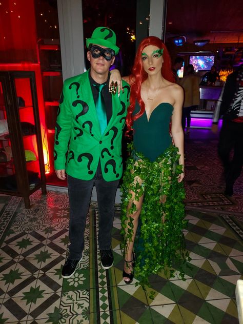 Poison Ivy and Riddler Costume - Idea for couples Halloween costumes #halloween #halloweencostume #poisonivy #riddler #batman Posion Ivy And The Riddler Costume, Poison Ivy And Riddler Couples Costume, Dc Comic Halloween Costumes, Comic Couples Costumes, Poison Ivy Halloween Costume Couples, Couple Costumes Superhero, The Riddler And Poison Ivy Costume, Posion Ivy Halloween Costumes Diy, Couples Villians Costumes