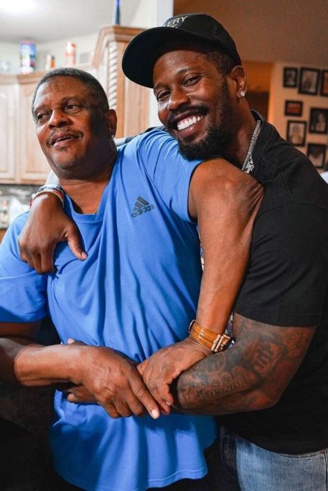 Von Miller Father, Who Is He? [2022 Update] - Players Bio Espy Awards, Von Miller, Google Trends, Nfl Season, Nfl Players, Instagram Bio, Business Man, Victorious, Football