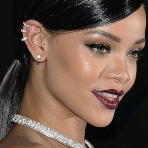 Rihanna Ear Piercings, Rhianna Makeup, Rihanna Jewelry, Rihanna 2000's, Rihanna Face, Bad Girl Riri, Rihanna Makeup, Brown Girls Makeup, Date Night Makeup