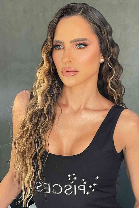 Take Care Of Wavy Hair, Atlas Of Beauty, Modern Hairstyles For Women, Night Out Hairstyles, Wavy Beach Hair, Wet Look Hair, Event Hairstyles, Wet And Wavy Hair, Night Hairstyles