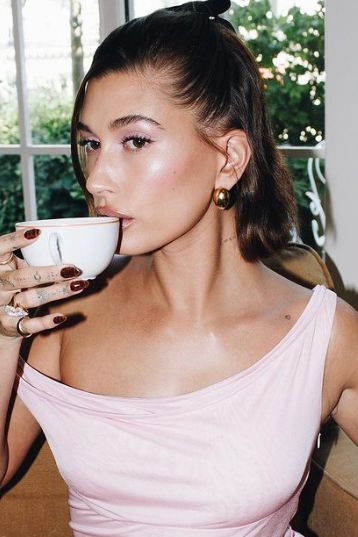 Hailey Bieber Short Hair, Tortoise Shell Nails, Clear Nail Designs, Shell Nails, Chrome Manicure, Mascara Hacks, Nutrition And Mental Health, Velvet Nails, Sally Hansen Miracle Gel