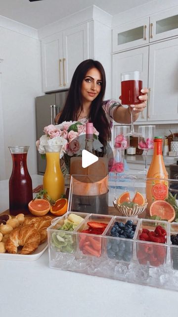 Muna Nijmeh on Instagram: "Mother’s Day Mimosa Bar 🥂   Here’s a fun idea to add to your Mother’s Day celebration!   Set up a mimosa bar with some champagne, juices, as well as your favorite fruit add ins! I added some sweet treats and also used my ice mold to create this gorgeous grapefruit ice champagne holder!  This is guaranteed to be a fun stop for your guests and looks so beautiful and festive!  🌺 SAVE THIS IDEA 🌺  #mothersday #brunching #brunchtime #partyideas #homeideas" How To Make A Mimosa, Cocktail Set Up, Mimosa Bar Set Up, Champagne Bar Ideas, Bar Set Up For Party At Home, Bridal Shower Mimosa Bar Ideas, Mimosa Set Up, Mimosa Bar Ideas Brunch Party, Fruit For Mimosa Bar