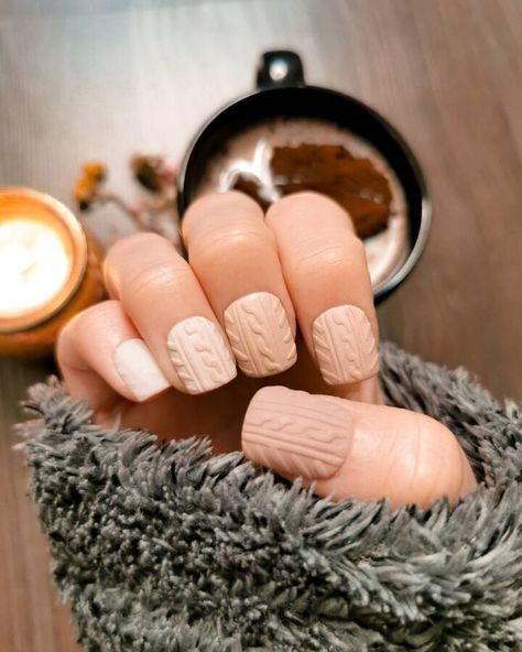 25 Sweater Nail Designs To Wear This Winter | Le Chic Street Nail Designs Sweater, Sweater Design Nails, Sweater Nails Winter, Winter Sweater Nails, Jumper Nails, Nail Shapes Square, Uk Nails, Glitter Accent Nails, Nails 3d