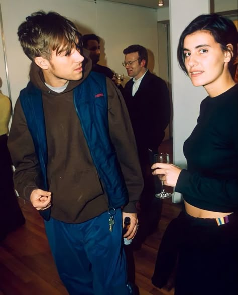 Justine Frischmann, 90s Fashion Inspiration, Graham And Damon, Damon Blur, Blur Damon Albarn, Damon Albarn Blur, Blur Band, Graham Coxon, Fries Before Guys