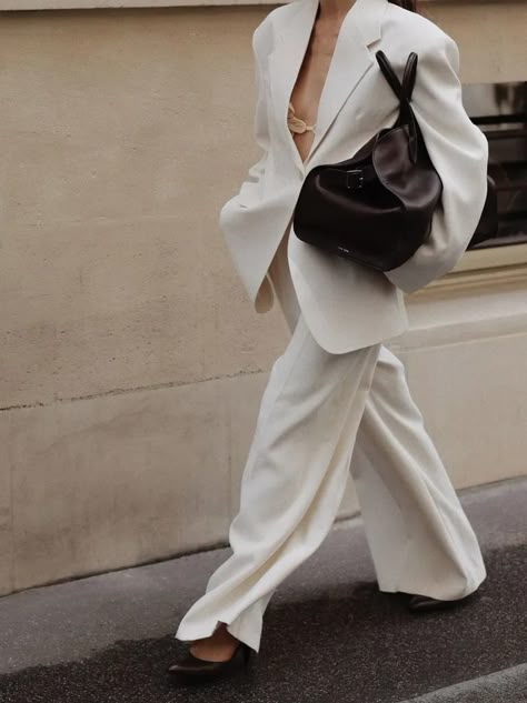 Old Money Street Style, The Row Margaux Bag, European Autumn, Margaux Bag, Elegant Men Style, Autumn Fashion Trends, Icon Dress, Oversized Suit, Luxury Old Money