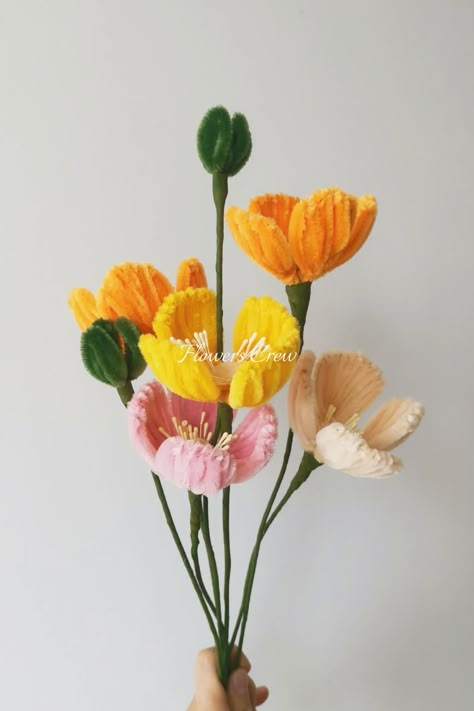 pink poppy, orange poppy, yellow poppy, white poppy Pipe Cleaner Projects, Gift Idea For Friend, Yellow Poppies, Orange Poppies, Piping Flowers, Diy Bouquet Wrap, Pipe Cleaner Flowers, Diy Ribbon Flowers, Felt Flowers Diy