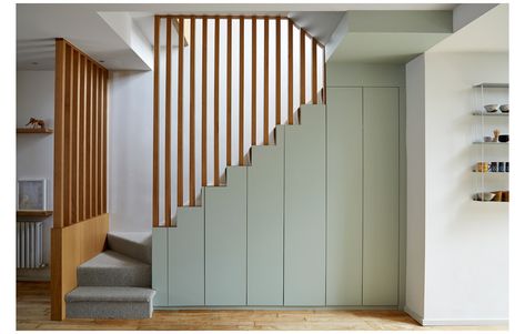 Wood Slat Staircase, Stair Banister Ideas, Staircases Ideas, Modern Staircase Ideas, Contemporary Staircase Design, Banister Ideas, Stairs Light, Staircase Designs, Stair Banister