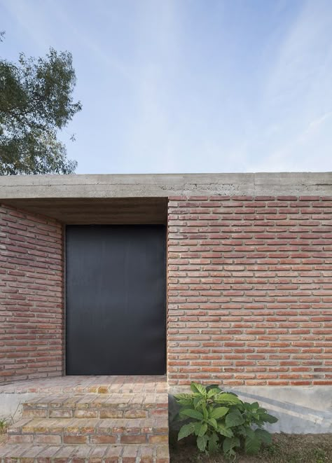 Gallery of Bovero House / German Müller - 5 Brick Siding, Brick Detail, Arch House, Timeless Architecture, Brick Architecture, Brick Facade, Village House Design, Brick Building, Brick Design