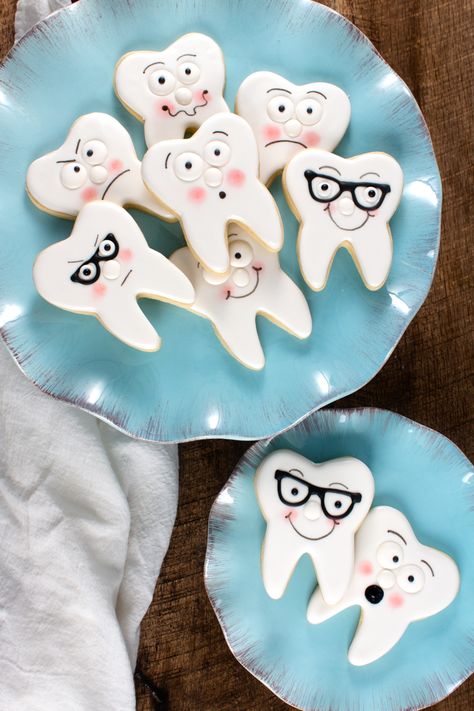 Teeth Cookies Decorated, Teeth Cookies, Decorated Cookies Royal Icing, Teeth Cake, Tooth Cookies, Dentist Cake, Medical Cookies, Nurse Cookies, Mouth Guards