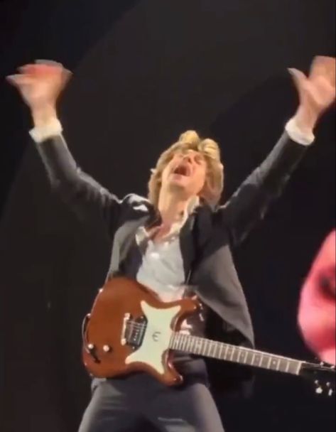 Happy Alex Turner, Arctic Monkeys Goofy, Funny Arctic Monkeys, Arctic Monkeys Pfp Funny, Goofy Alex Turner, Alex Turner Eyeliner, Funny Alex Turner Pics, Alex Turner Reaction Pic, Am Alex Turner