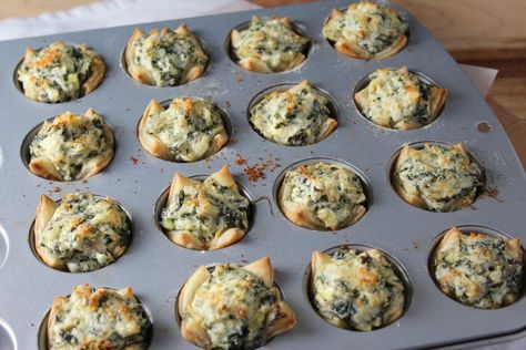 Appetizer Puff Pastry, Artichoke Puff Pastry, Hot Spinach And Artichoke Dip, Artichoke Bites, Puff Pastry Bites, Pastry Bites, Pastry Puff, Spinach And Artichoke Dip, Puff Pastry Appetizers