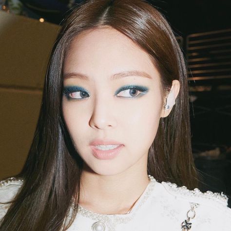 Kim Makeup, Jennie Kim Blackpink, Blue Eyeshadow, Diy Beauty Hacks, Jennie Kim, Smokey Eye Makeup, Blackpink Photos, Blackpink Fashion, Lalisa Manoban