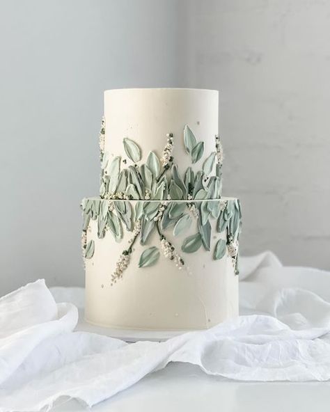 Wedding Cake Green Theme, Wedding Cake Ideas Green, Botanical Cake Ideas, Botanical Wedding Cake Simple, Textured Cake Design, Textured Buttercream, Eucalyptus Cake, Wedding Cake Leaves, Wedding Cake Sage