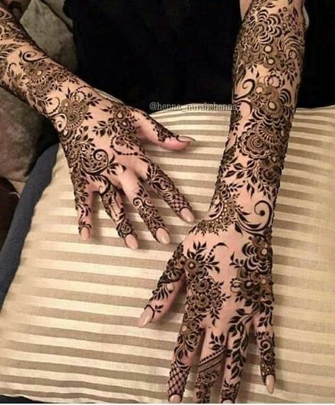 Modern Bridal Henna Designs, Mendhi Back Designs, Arab Wedding Henna, Wedding Henna Designs Back Hand, Modern Bridal Mehendi, Wedding Mendhi Design, Modern Bridal Henna, Bridal Henna Designs Indian Weddings, Bridal Mehendi Designs Latest