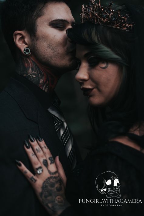 Gothic Wedding Picture Ideas, Gothic Wedding Photoshoot Ideas, Spooky Anniversary Photos, Goth Wedding Photo Ideas, Engagement Photos Gothic, Gothic Couple Photoshoot Ideas, Gothic Wedding Photo Ideas, Gothic Wedding Photoshoot, Goth Wedding Photography