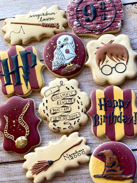 Harry Cake Potter, Harry Potter Cookies Birthday, Harry Potter Themed Cookies, Harry Potter Birthday Cookies Decorated, Harry Potter Baking Ideas, Harry Potter Sweet 16, Harry Potter Cakes Birthday, Harry Potter Cake Pops, Harry Potter Baking