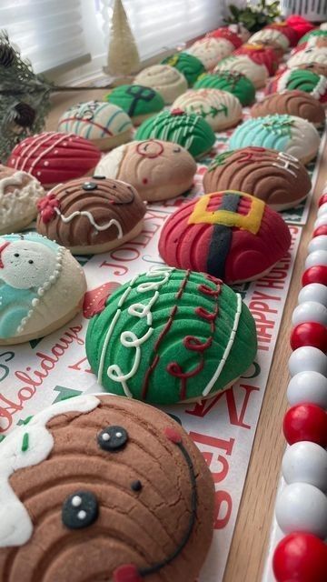 Christmas Conchas Bread, Conchas Soup, Traditional Mexican Christmas Food, Mexican Christmas Desserts, Christmas Conchas, Conchas Recipe, Mexican Christmas Food, Conchas Pan, Mexican Sweets