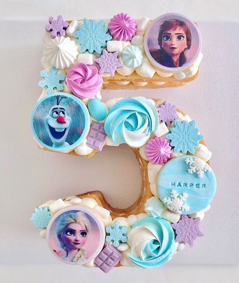 • Deni • on Instagram: “Into the unknowwwwn ❄️💜💙🤍 . . . . . . . #frozennumbercake #frozencake #frozen2 #frozenparty #frozentheme #numbercake #smbc #cakestagram…” Number 3 Frozen Cake, Frozen Number Cake, Frozen Themed Cupcakes, Number Cookie Cake, Anna Birthday Cake, Elsa Torte, Elsa Birthday Cake, Frozen Birthday Party Cake, Frozen Themed Birthday Cake