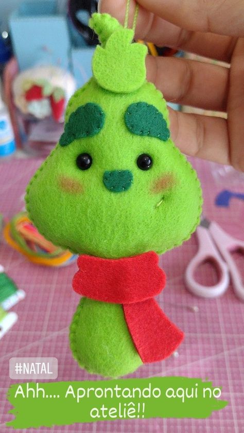 Pannolenci Ideas, Easy Felt Ornaments, Felt Crafts Dolls, Diy Grinch, Cute Grinch, Diy Felt Christmas Ornaments, Felt Ornaments Patterns, Baby Mobil, Felt Crafts Christmas