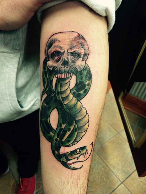 Harry Potter Tattoos : Photo Reptile Tattoo, Dark Mark Tattoo, Ugly Tattoos, Dark Mark Tattoos, Traditional Skull, Mark Tattoo, Potter Tattoo, Pen Tattoo, Harry Potter Tattoos