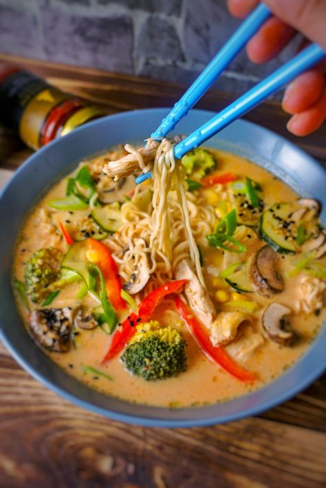 Red Thai-Curry-Kokos Suppe Thai Soup, Red Thai, Coconut Soup, Hamburger Meat Recipes, Hamburger Meat, Thai Curry, Healthy Soup Recipes, Meatless Meals, Sausage Recipes