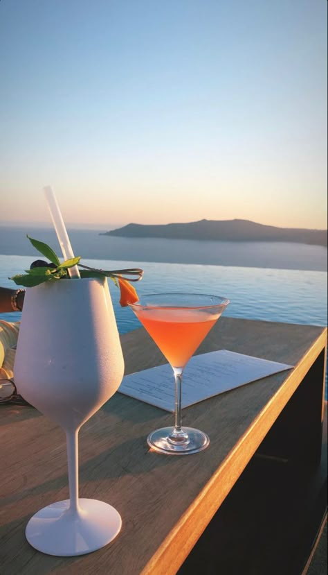 Villa Aesthetic, Pretty Alcoholic Drinks, Dream Pictures, Holiday Travel Destinations, Holiday Prep, Best Friend Outfits, Fancy Drinks, Pretty Drinks, Vacation Pictures