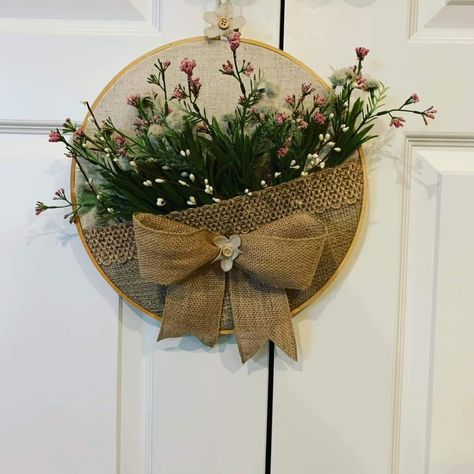 Front Door Diy, Dekoratívne Vence, Embroidery Hoop Crafts, Door Diy, Burlap Crafts, Amazing Decor, Deco Floral, Rustic Garden Decor, Diy Crafts For Home Decor