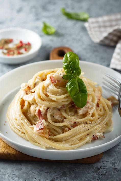 Carbonara Recipe Creamy, Types Of Pasta Sauce, Carbonara Recept, Easy Carbonara Recipe, Pasta A La Carbonara, Bacon Pasta Recipes, Spaghetti Carbonara Recipe, Resep Pasta, Quick Pasta Recipes