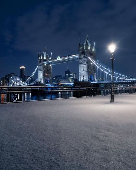 London | Travel community on Instagram: “✨So it snowed in London today but it didn’t quite settle so here is a shot taken a few years back 😄✨ 📸: @antbuchet 😍 🔥FOUNDER: @marknayman…” Nature Bridge, London In Winter, Winter Wonderland Wallpaper, London Snow, Uk Winter, Snow Season, London Sights, Snowed In, Beautiful London