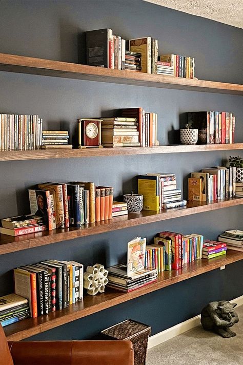 Living room with wood floating shelves, books and home decorations. Room Floating Shelves, Bookshelves Living Room, Floating Shelves Books, Floating Wood Shelves, Custom Floating Shelves, Floating Shelves Living Room, Floating Bookshelf, Modern Apartment Decor, Shelf Decor Living Room