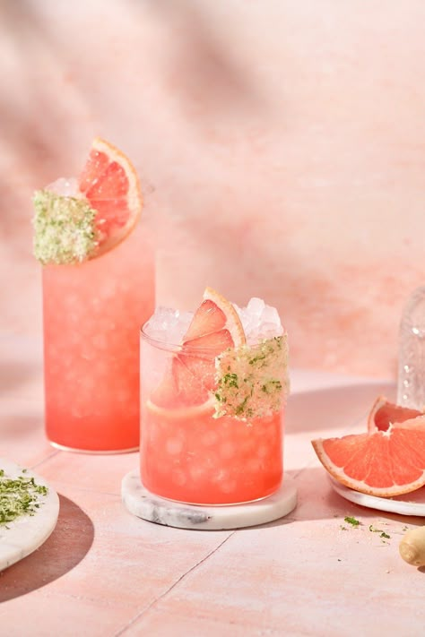 This bubbly and refreshing grapefruit paloma mocktail features grapefruit juice, tart lime juice, simple syrup, and sparkling water combined with non-alcoholic or regular tequila. Complete with a sugar rim and garnished with a grapefruit slice, this drink is both beautiful and delicious! Grapefruit Cocktail Non Alcoholic, Pretty Mocktail Aesthetic, Grapefruit Mocktail Recipe, Mocktail Grapefruit, Pink Mocktails Non Alcoholic, Virgin Paloma, Simple Alcoholic Drinks, Tequila Paloma, Grapefruit Mocktail