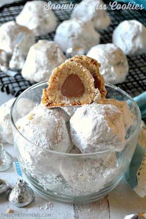 Snowball Cookie, Russian Tea Cakes, Hershey Kiss Cookies, Easy Holiday Cookies, Christmas Cookie Recipes Holiday, Russian Tea Cake, Mexican Wedding Cookies, Kiss Cookies, Russian Tea