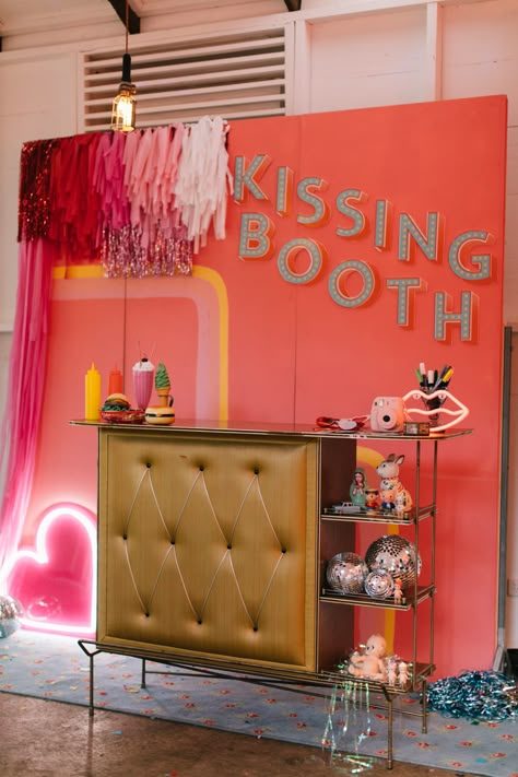 Kissing Booth Wedding, Carnival Engagement Party, Wedding Photo Corner, Rock Candy Wedding, Rock And Roll Bride, Kitsch Wedding, Wedding Rainbow, Retro Wedding Decorations, Retro Wedding Theme