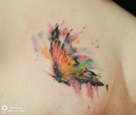 Aro Tattoo, aka @tattooist_silo, creates exquisite works of art onto the skin of her clients. Focusing on floral arrangements, the Korean tattooist uses so Floral Watercolor Tattoo, Watercolor Butterfly Tattoo, Colorful Flower Tattoo, Watercolour Tattoos, Korean Tattoo Artist, Korean Tattoos, Painting Tattoo, Butterfly Tattoo Designs, Home Tattoo