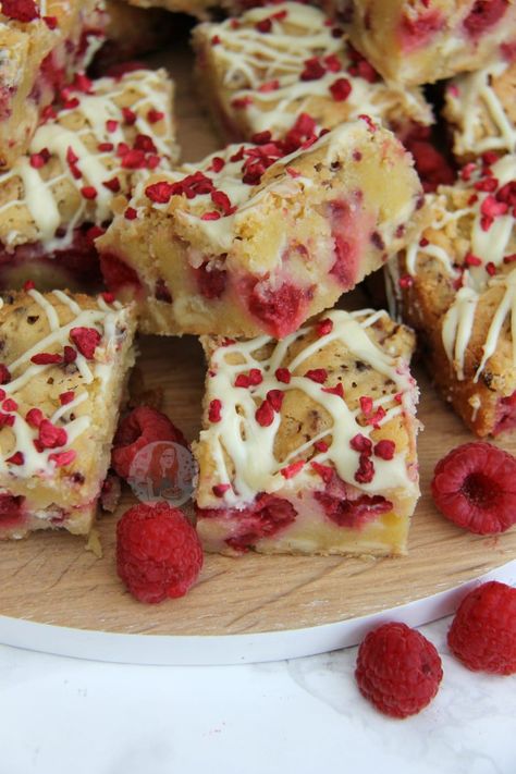 White Chocolate and Raspberry Blondies! - Jane's Patisserie Meze Recipes, Raspberry Blondies, Chocolate Blondies, Sommer Mad, Janes Patisserie, Raspberry Brownies, Chocolate And Raspberry, Tray Bake Recipes, Raspberry Recipes